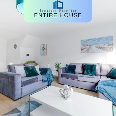 Modern 4 Bedroom House With Parking In Farnham Royal, Slough By 360Stays Exterior foto