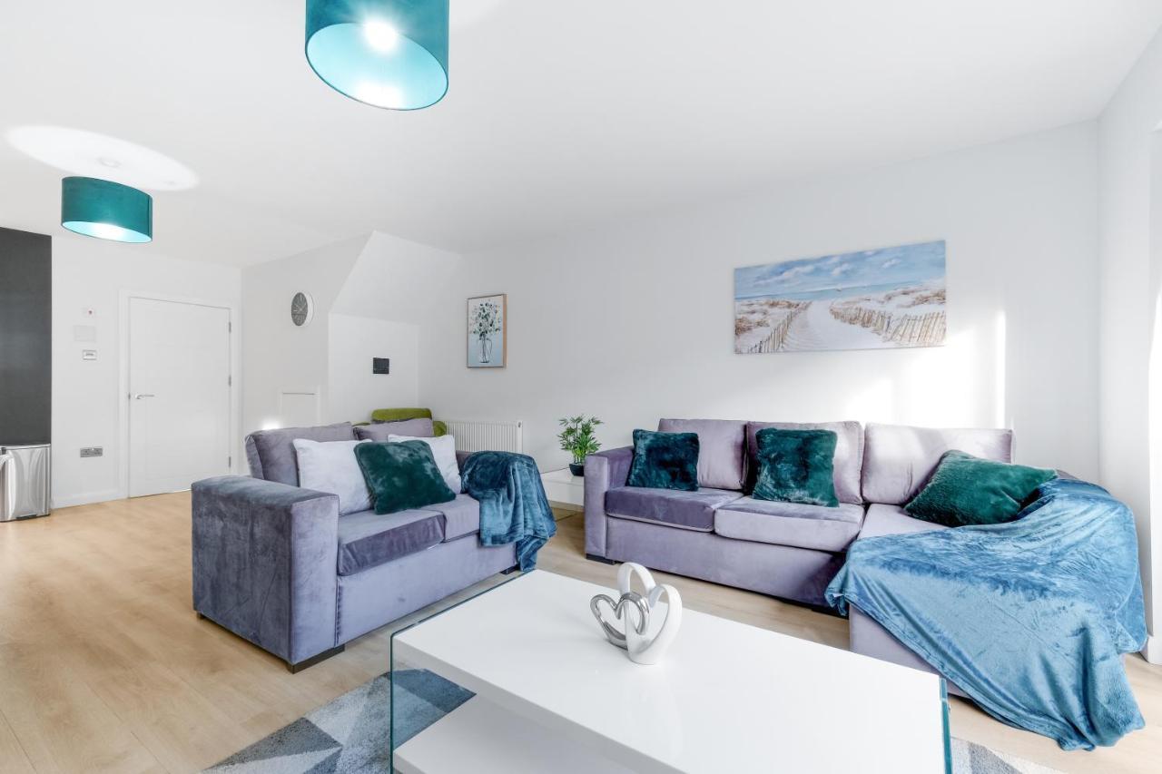 Modern 4 Bedroom House With Parking In Farnham Royal, Slough By 360Stays Exterior foto