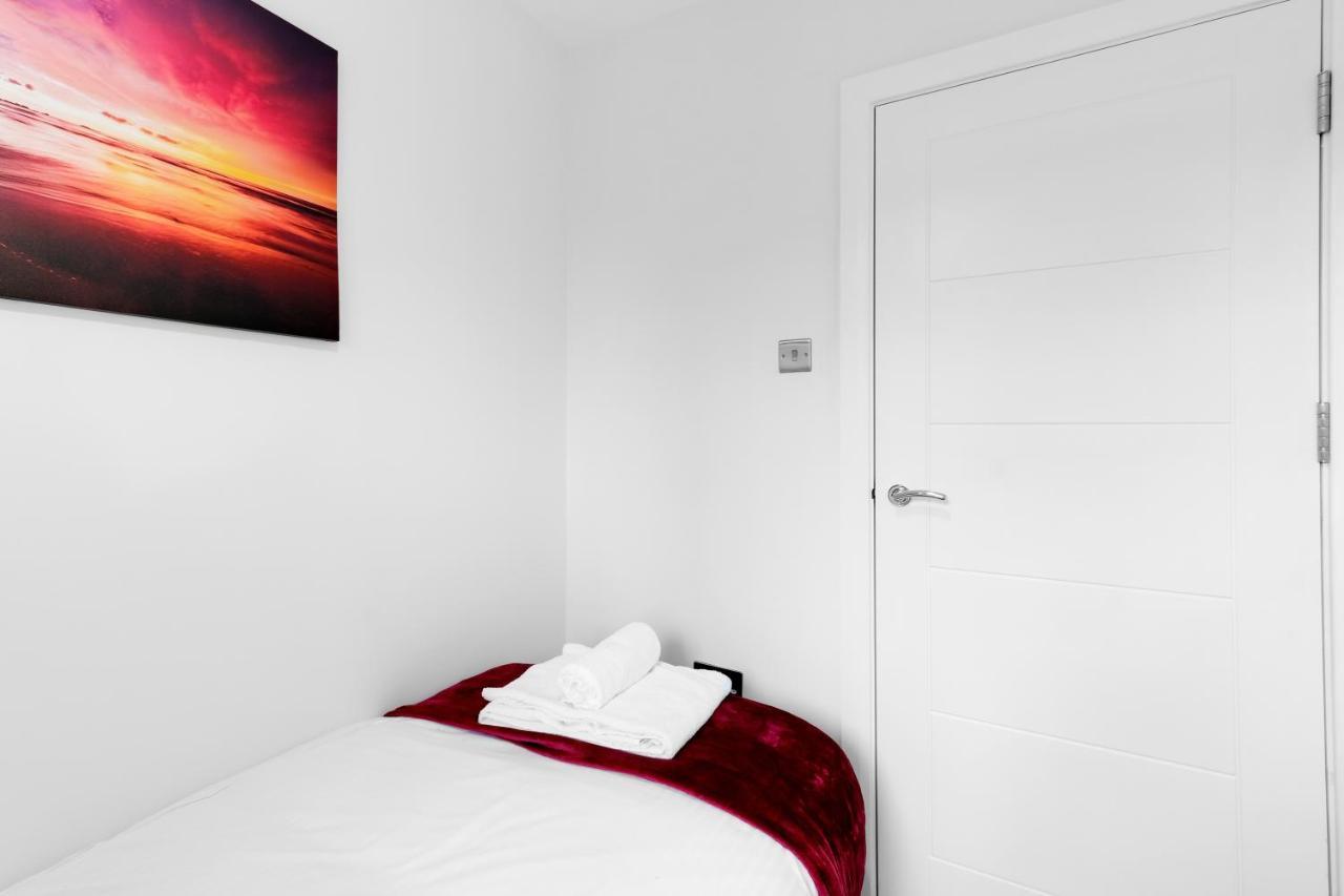 Modern 4 Bedroom House With Parking In Farnham Royal, Slough By 360Stays Exterior foto