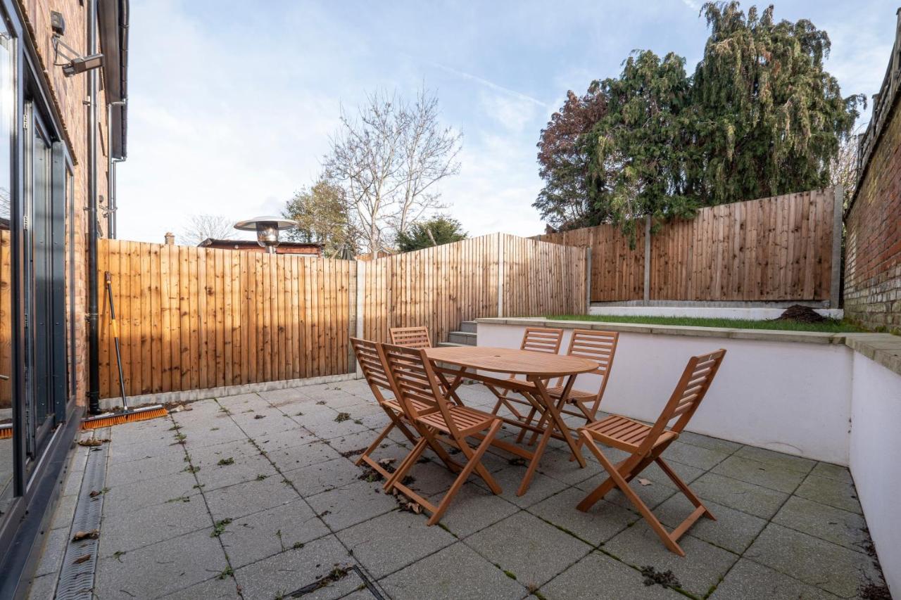 Modern 4 Bedroom House With Parking In Farnham Royal, Slough By 360Stays Exterior foto
