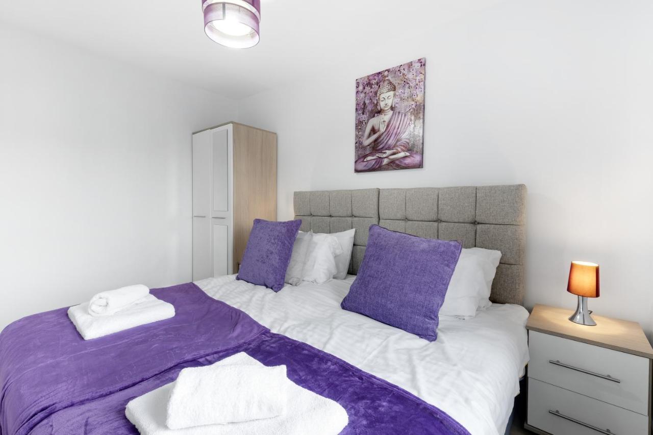 Modern 4 Bedroom House With Parking In Farnham Royal, Slough By 360Stays Exterior foto