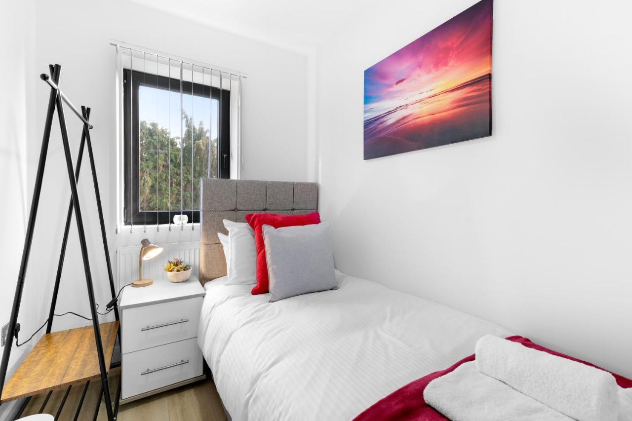 Modern 4 Bedroom House With Parking In Farnham Royal, Slough By 360Stays Exterior foto