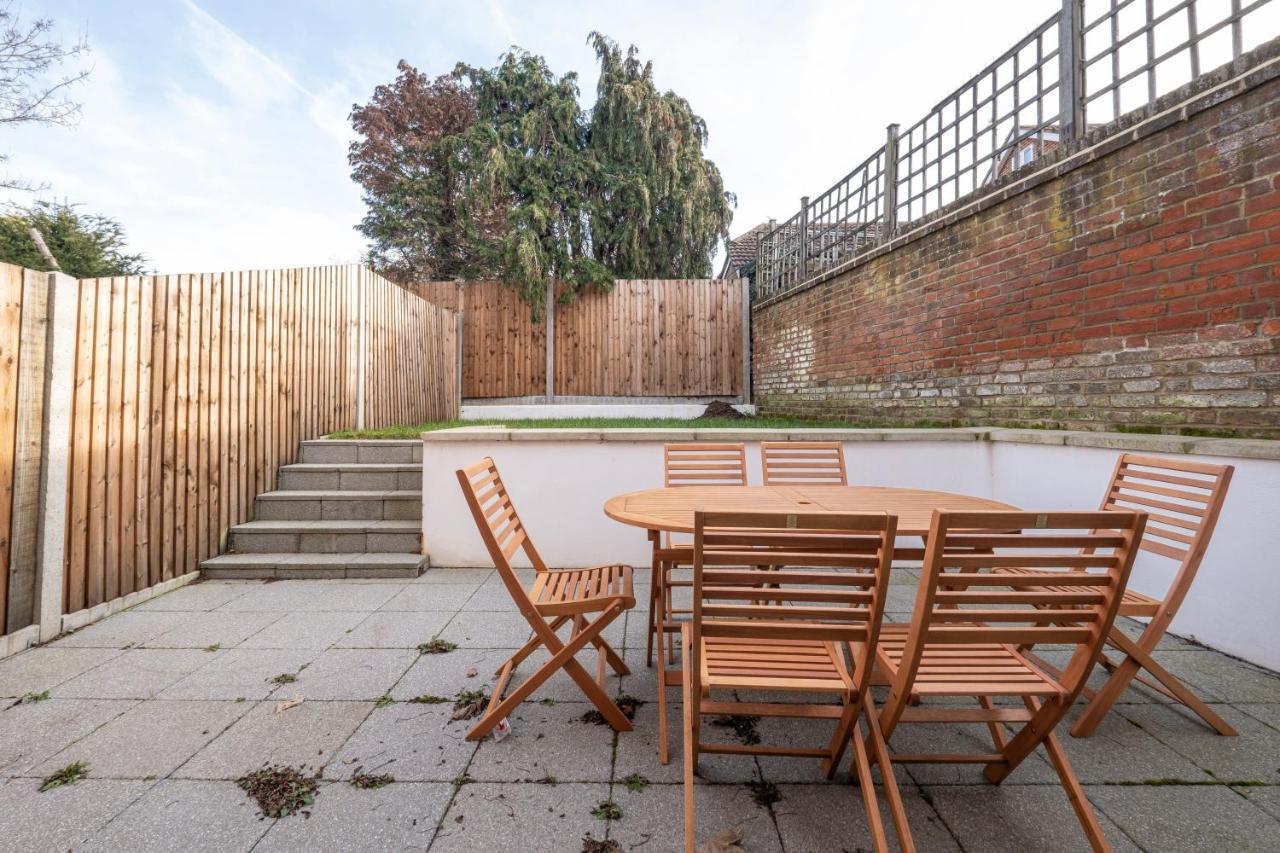 Modern 4 Bedroom House With Parking In Farnham Royal, Slough By 360Stays Exterior foto