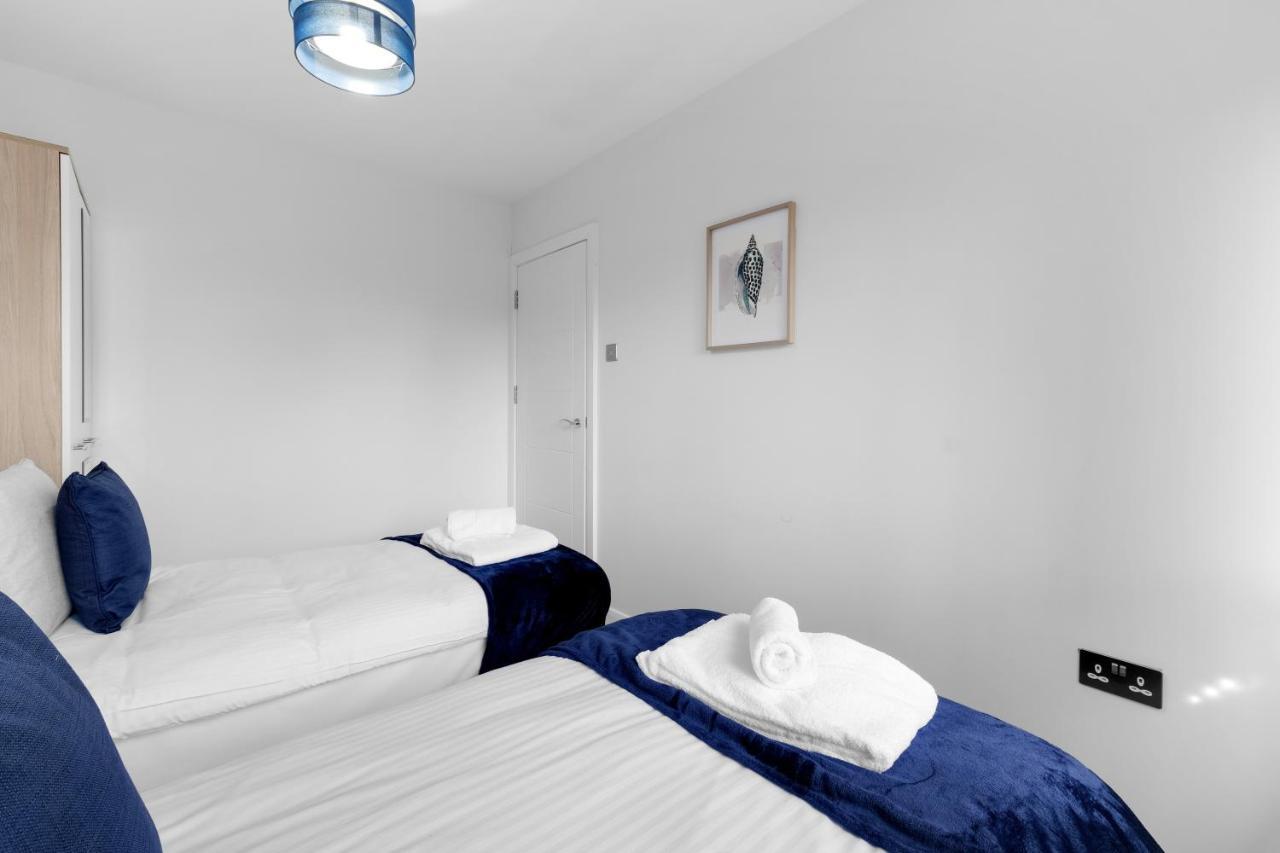 Modern 4 Bedroom House With Parking In Farnham Royal, Slough By 360Stays Exterior foto