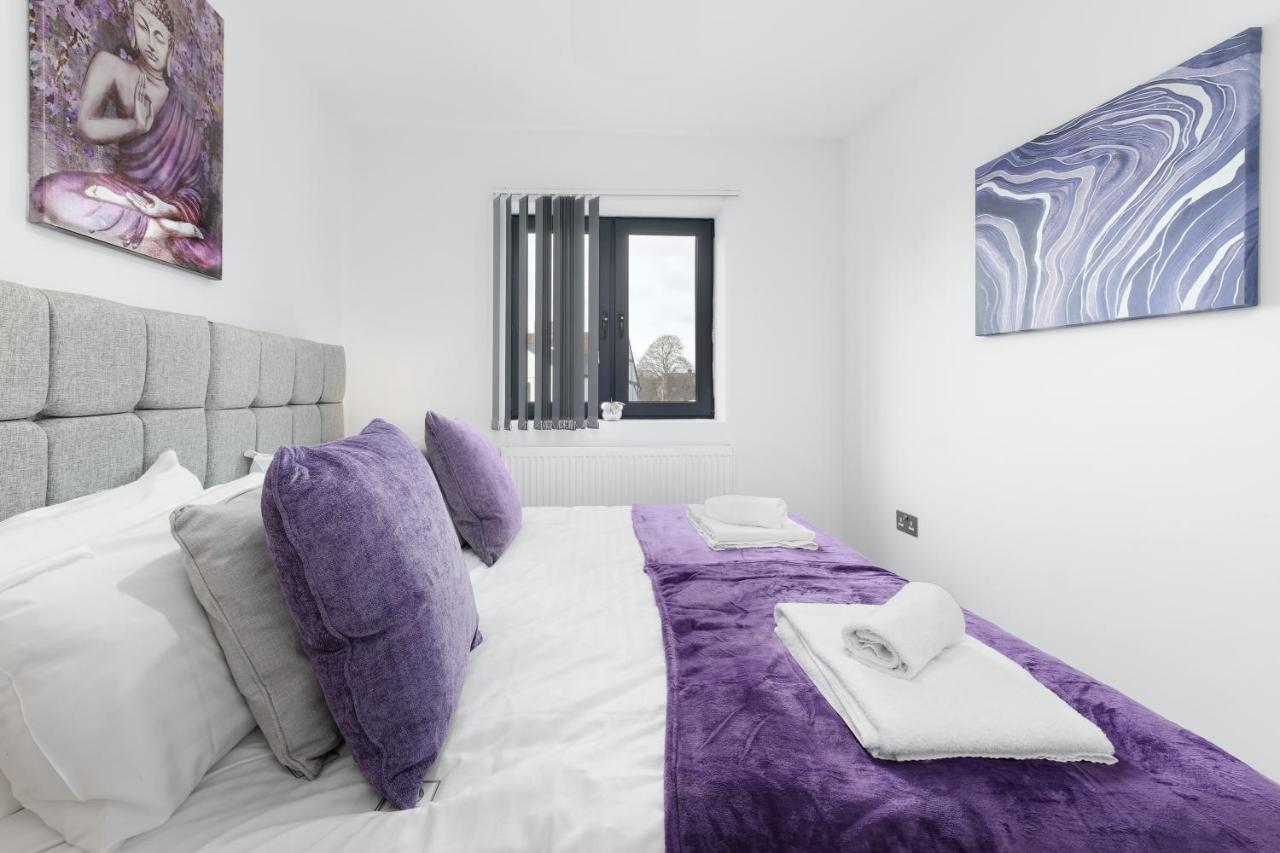 Modern 4 Bedroom House With Parking In Farnham Royal, Slough By 360Stays Exterior foto
