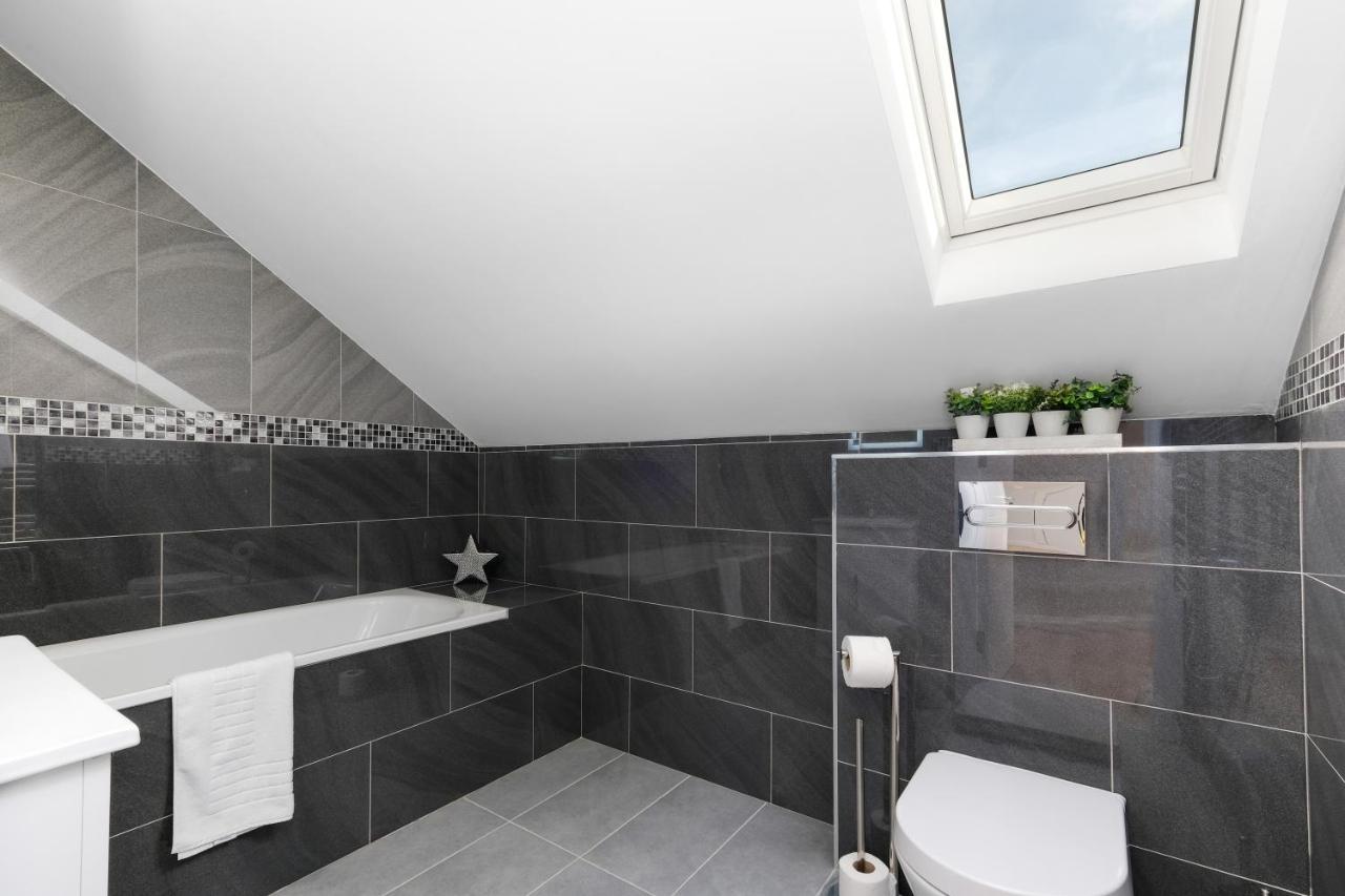 Modern 4 Bedroom House With Parking In Farnham Royal, Slough By 360Stays Exterior foto